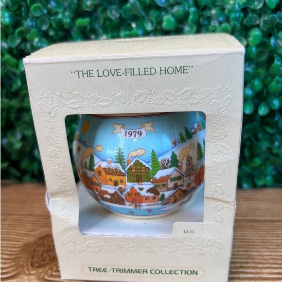 Hallmark The Love Filled Home 1979 Tree Trimmer Collection Unbreakable Ornament - Picture 1 of 10